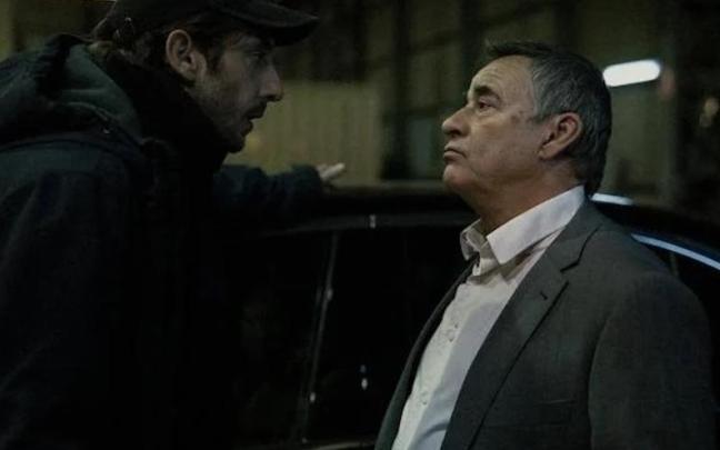 Enric Auquer y Eduard Fernández, en una escena de la serie ‘Mano de hierro’.