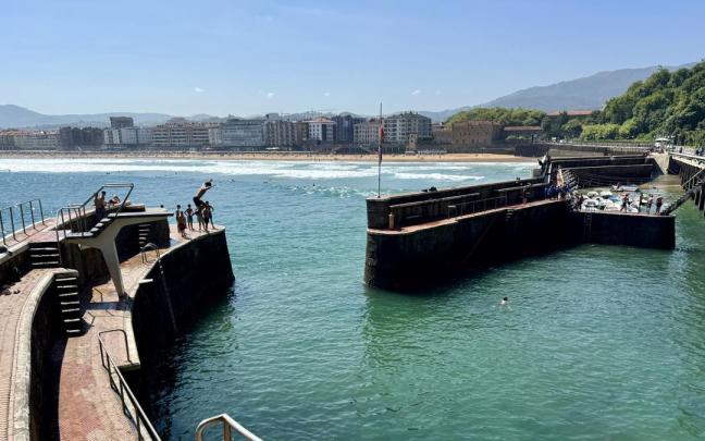 Jóvenes saltando en el muelle de Zarautz.