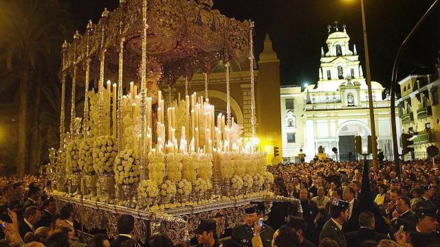 Imagen de la masificada Semana Santa en Sevilla.