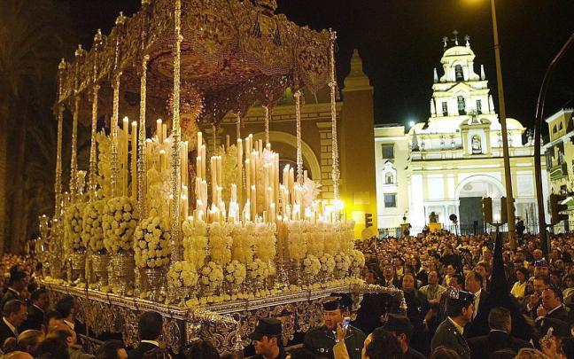 Imagen de la masificada Semana Santa en Sevilla.