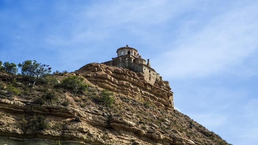 La ermita de la Magdalena en lo alto de la isla en el pantano de Mequinenza.