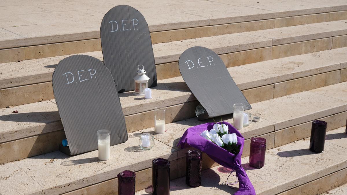 Homenaje en Las Pedroñeras (Cuenca) a la mujer asesinada junto a sus dos hijos por su expareja.