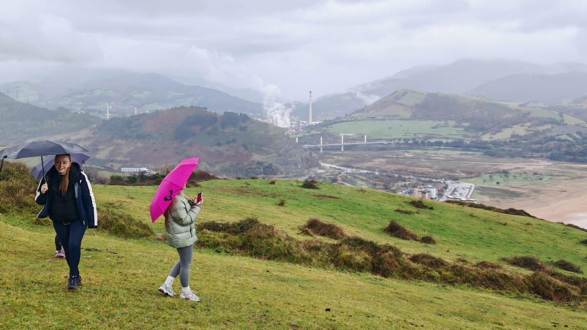 Al fondo Petronor, silueta que no faltaba en esta ruta