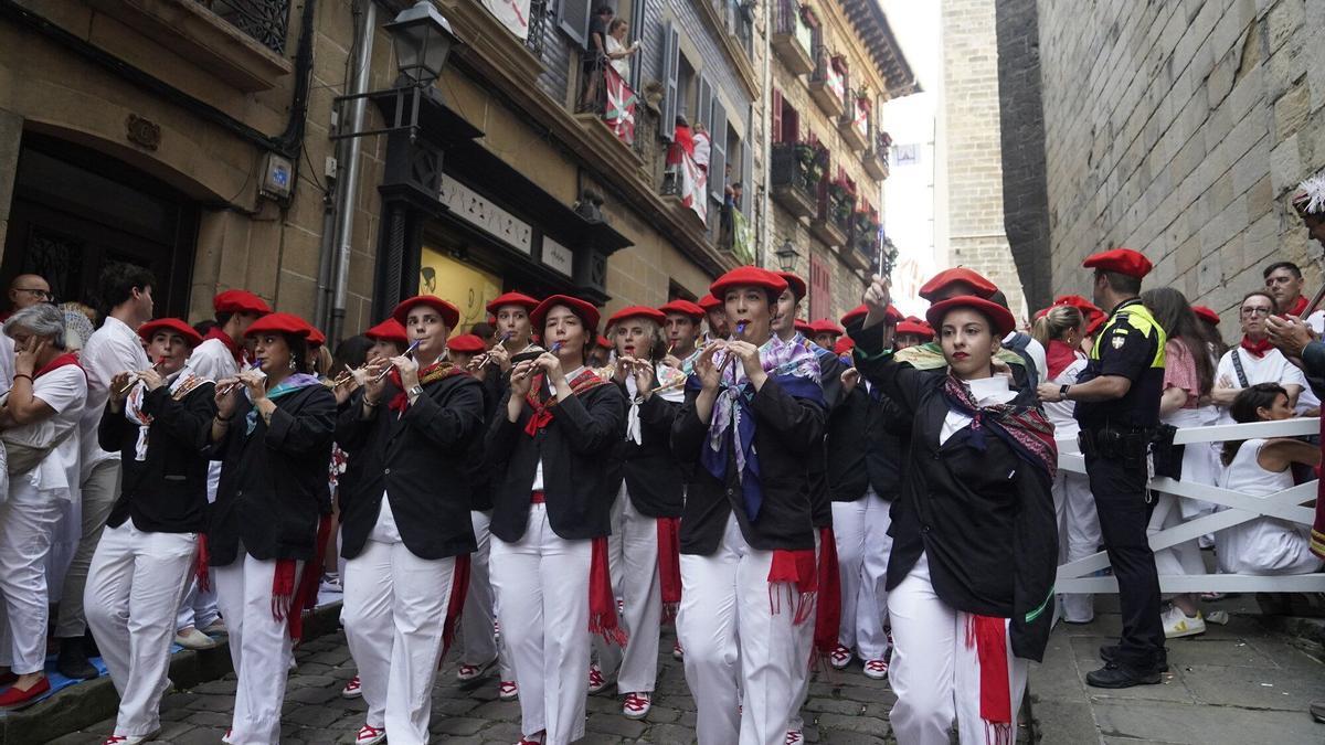 La compañía Jaizkibel descendiendo la calle Mayor un 8 de septiembre.