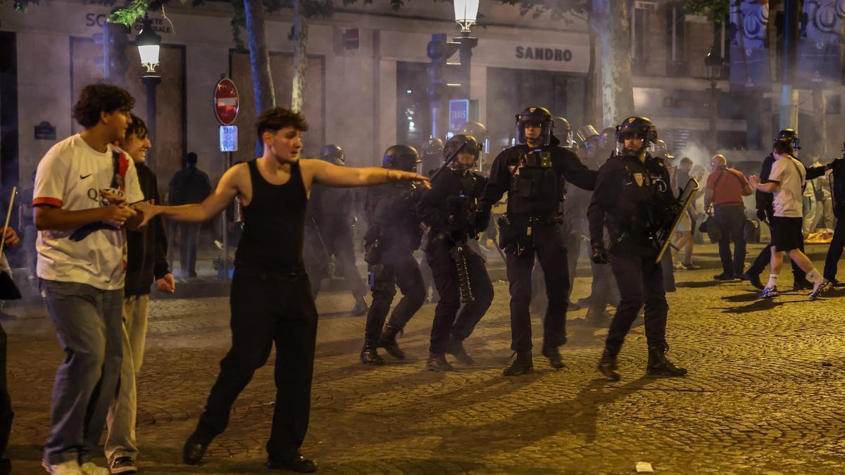 La Policía francesa en los disturbios en París durante la celebración de la victoria del PSG en la Champions League.