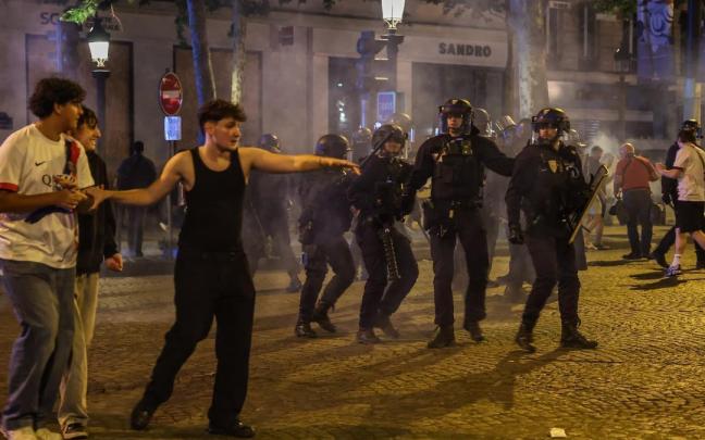 La Policía francesa en los disturbios en París durante la celebración de la victoria del PSG en la Champions League. / EFE La Policía francesa en los disturbios en París durante la celebración de la victoria del PSG en la Champions League.