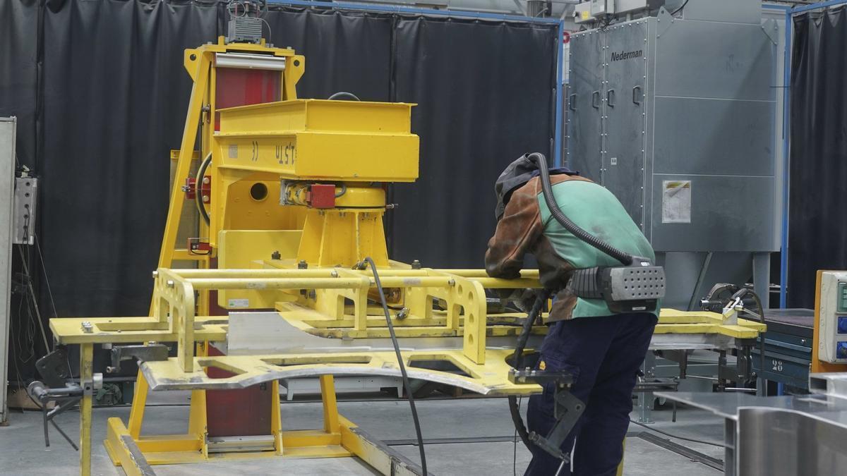 Un operario trabajando en la factoría de Talgo.