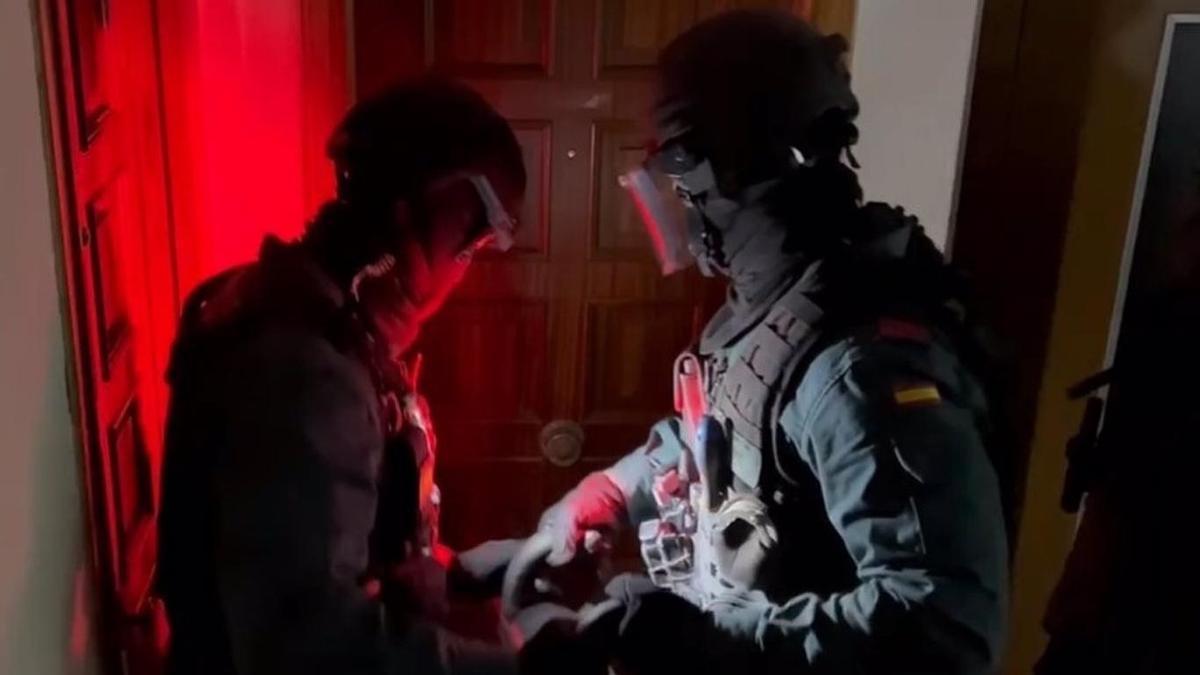 Agentes durante un operativo contra el narcotráfico.