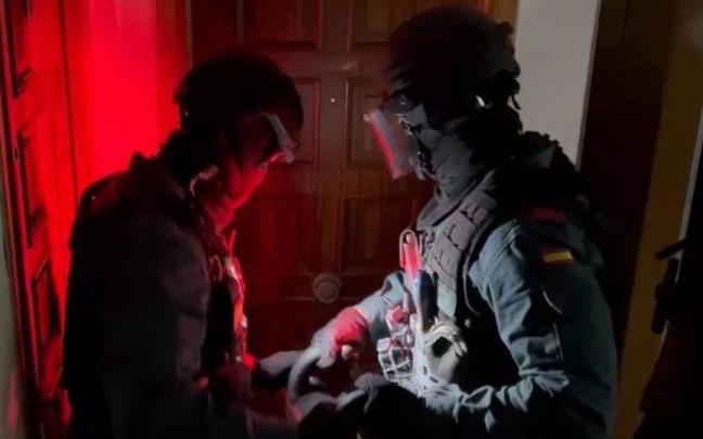 Agentes durante un operativo contra el narcotráfico.