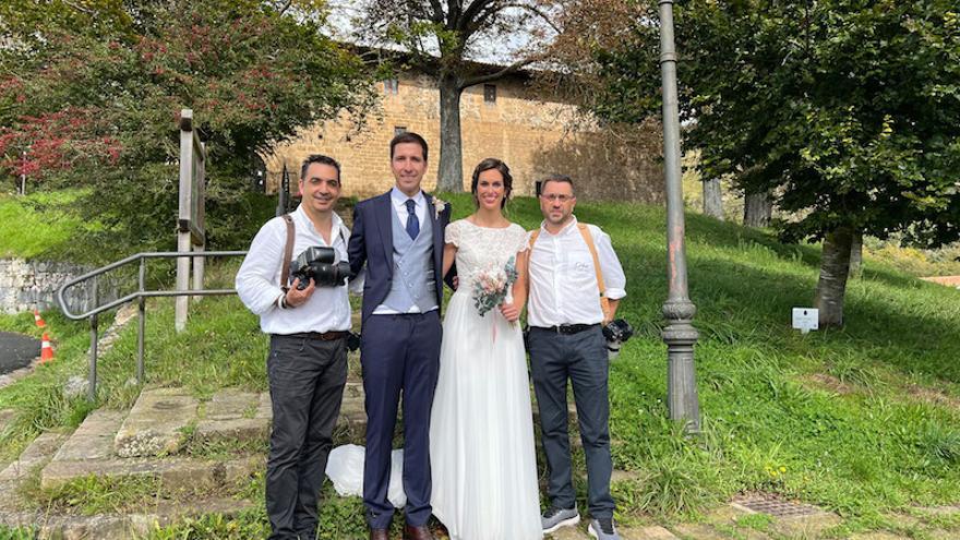 Los fotógrafos de Deluxe Photo Video de Bergara, con dos novios, en la ermita de La Antigua de Zumarraga.