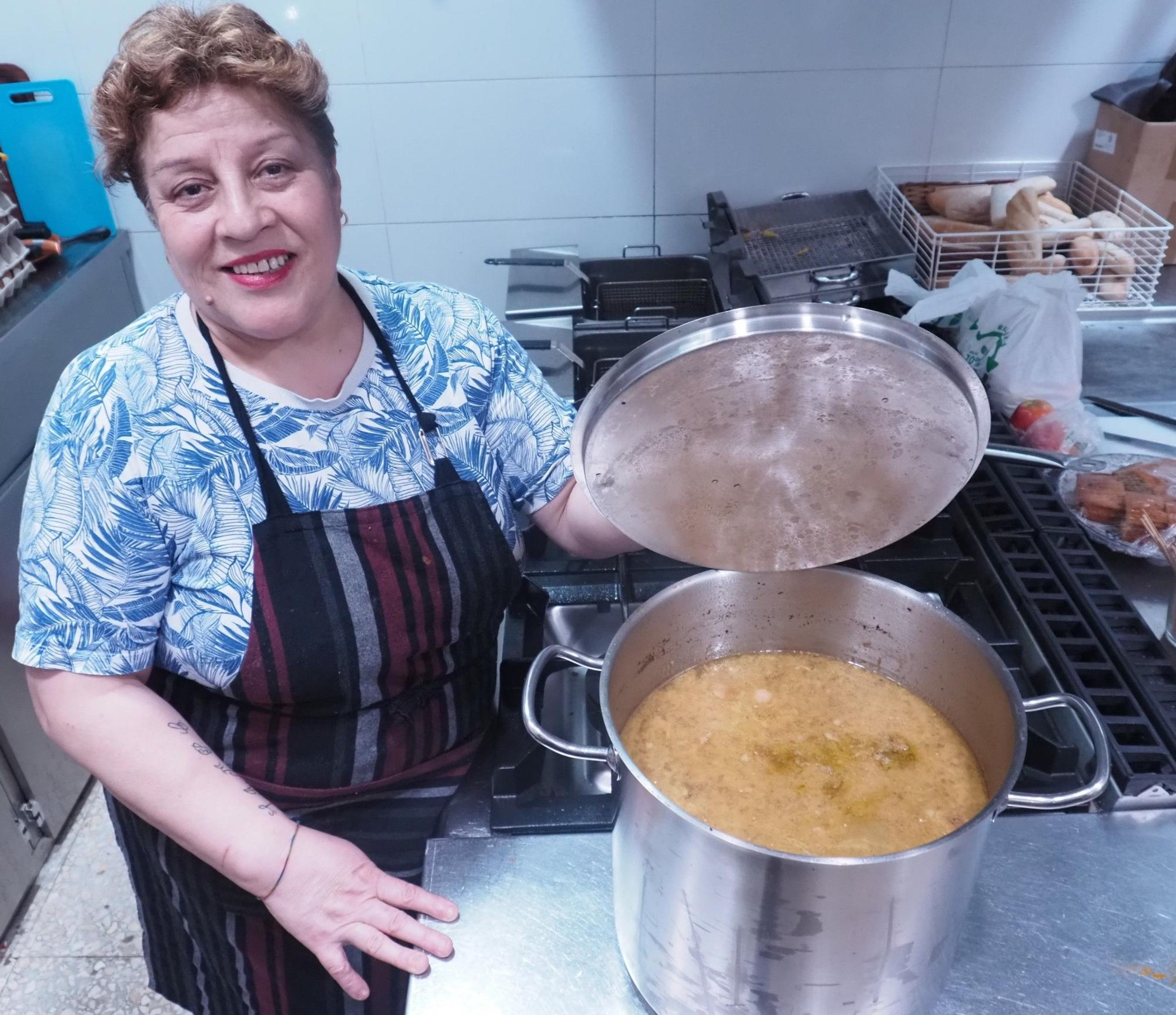 Sandrá Córdoba muestra una cazuela con el sabroso caldo que oferta a los clientes que pasan por el Batzoki.