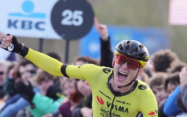 Matteo Jorgenson celebra la victoria en la clásica belga.