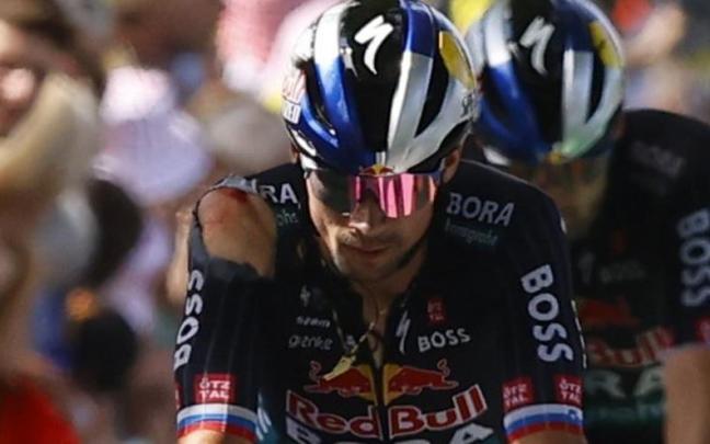 Roglic, con el maillot roto al cruzar la meta este jueves.