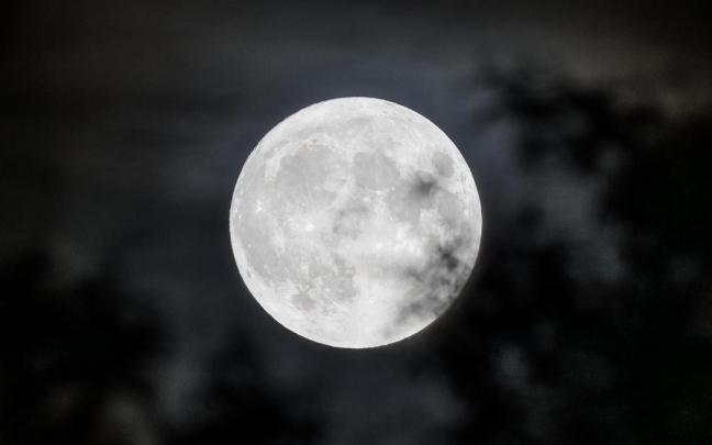 'Soy Camarero' muestra los surrealistas mensajes que envía uno de sus clientes a causa de la Luna.