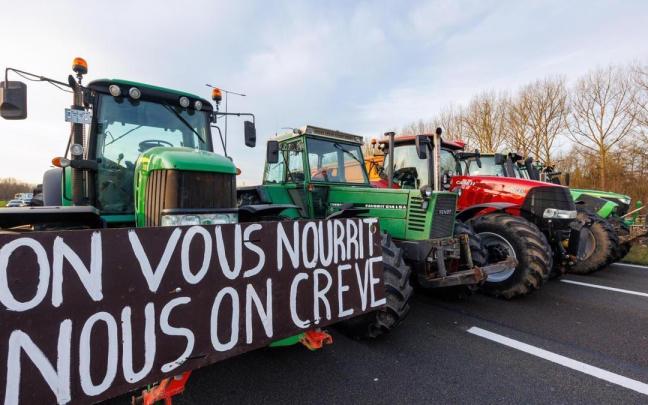 Cientos de tractores intentan colapsar Bruselas coincidiendo con al cumbre de jefes de Estado de la UE.