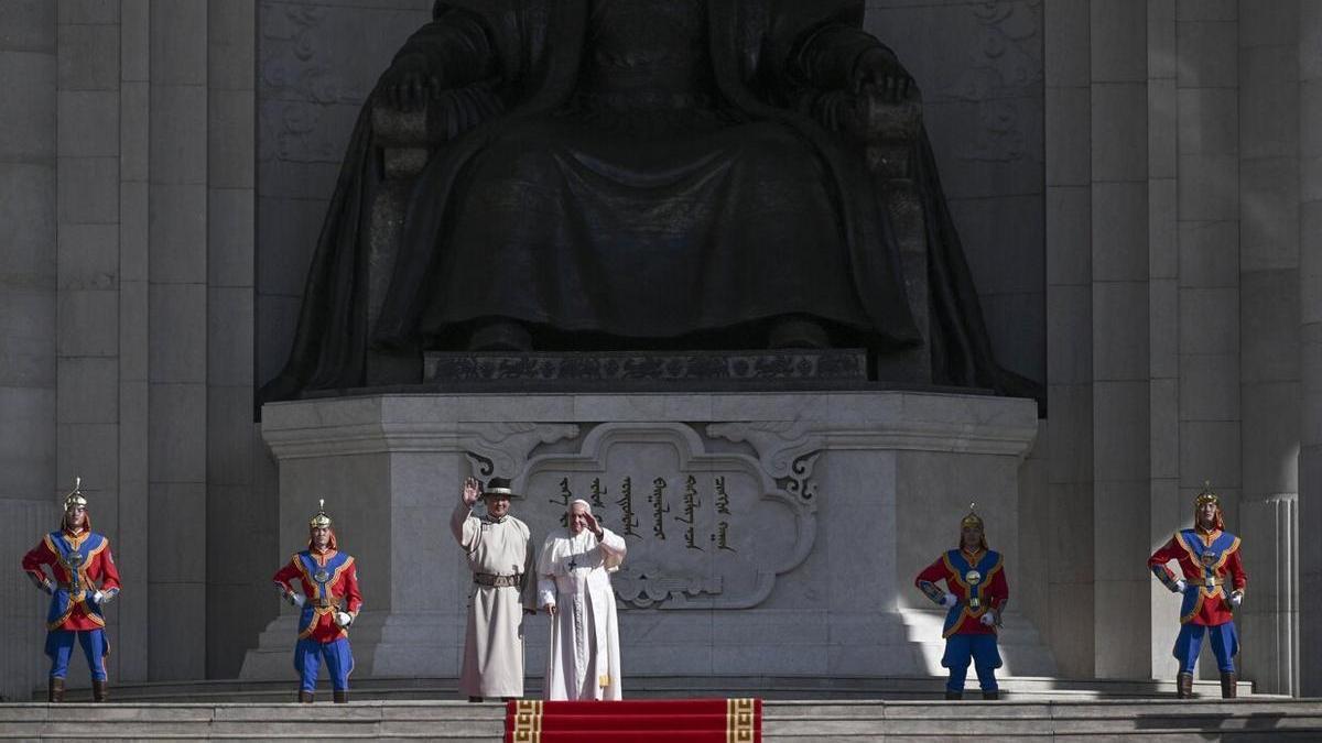 El Papa Francisco junto al presidente mongol.
