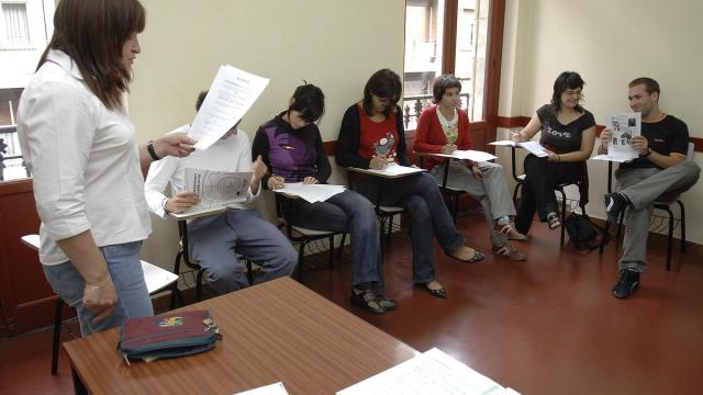 Una profesora imparte clases de euskera en un euskaltegi.