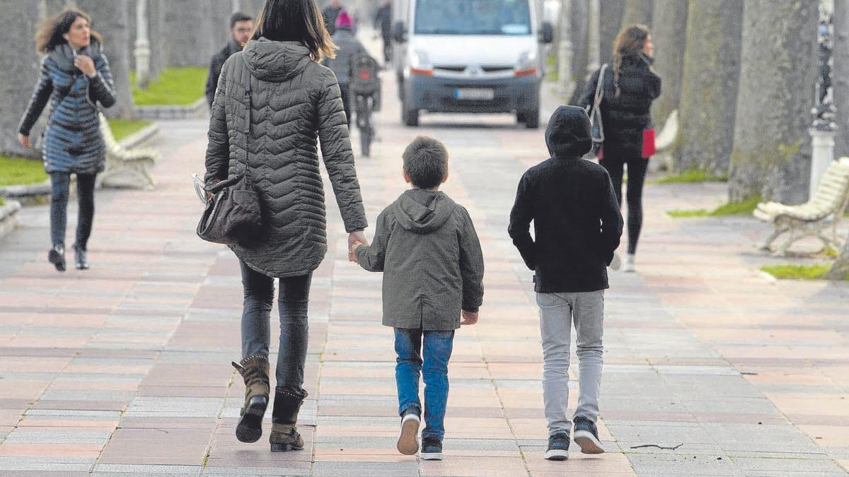 Varias personas ajenas a la información paseando por la capital alavesa.