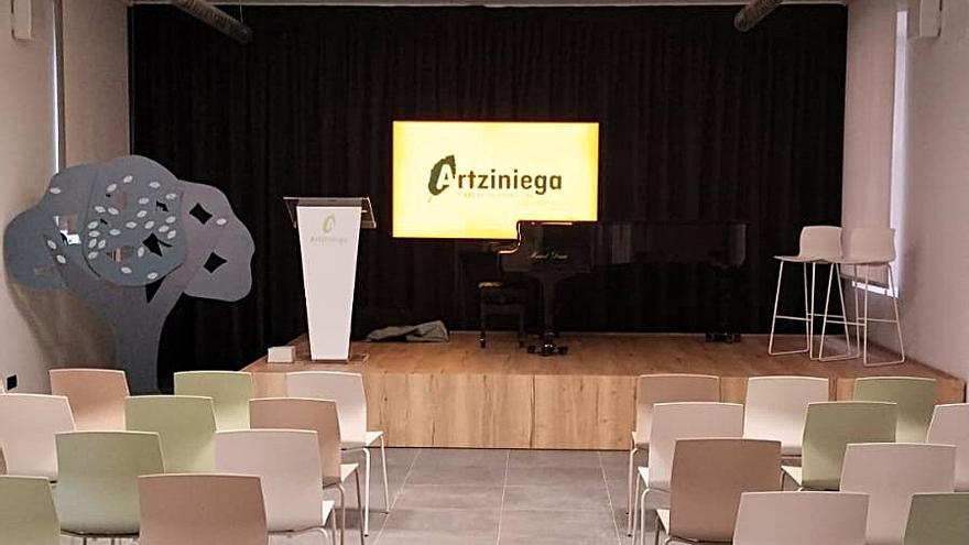 La nueva imagen institucional de Artziniega proyectada en el salón de actos de la reformada Casa de Cultura