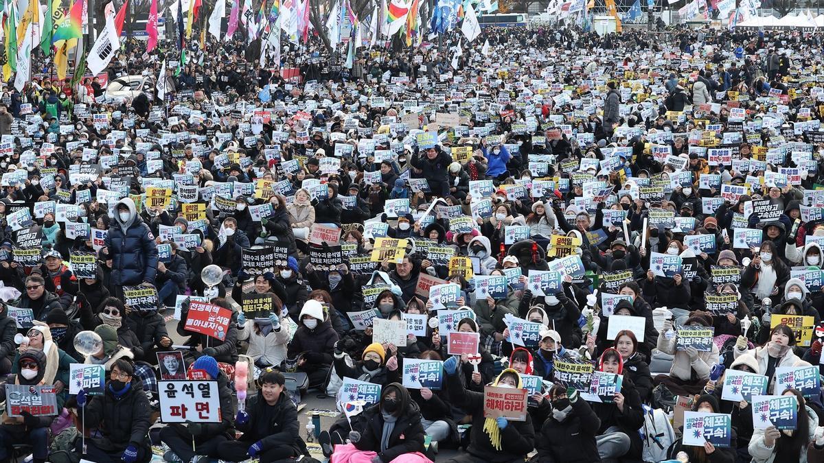 Manifestantes piden la destitución del presidente surcoreano, Yoon Suk Yeol, en Seúl.