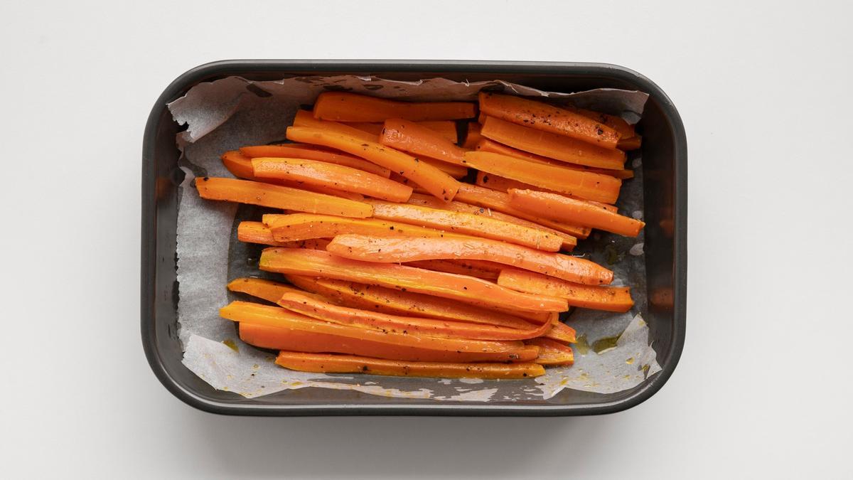 Zanahoria cortada en bastones lista para meter en el horno.