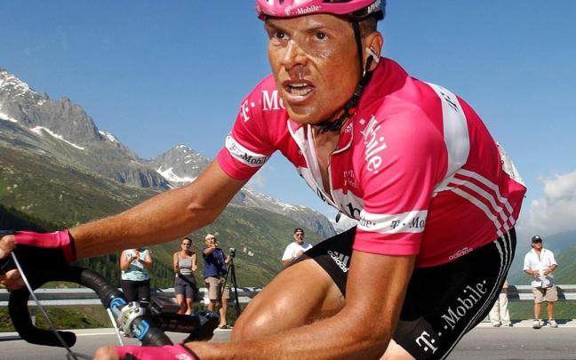 Jan Ullrich rueda durante el Tour de Suiza de 2005.