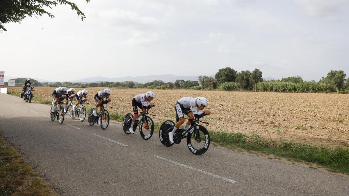 El UAE, victorioso, rueda durante de la crono por equipos.