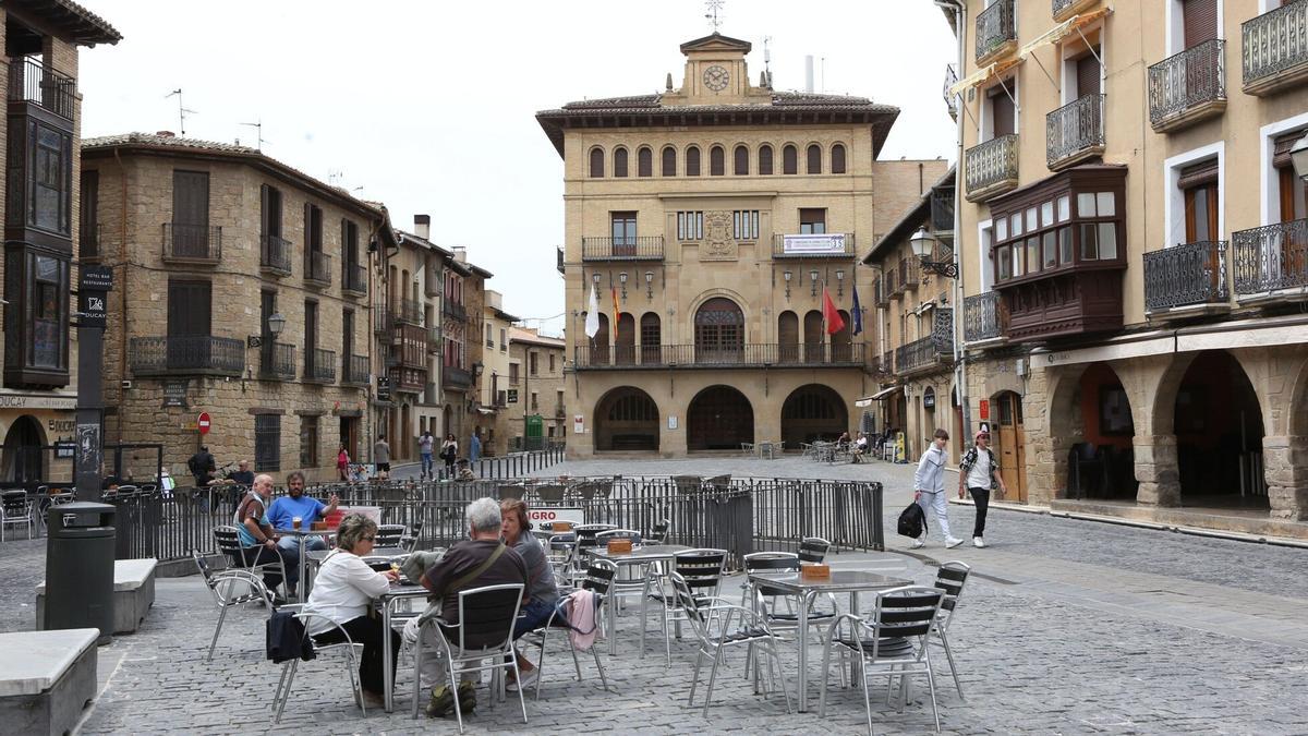 La Plaza Carlos III y el Ayuntamiento de Olite.