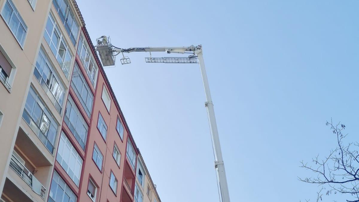 En imágenes: en vilo los vecinos de este barrio de Vitoria por una actuación de los bomberos