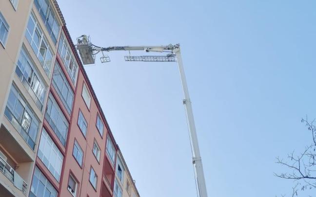 En imágenes: en vilo los vecinos de este barrio de Vitoria por una actuación de los bomberos En imágenes: en vilo los vecinos de este barrio de Vitoria por una actuación de los bomberos