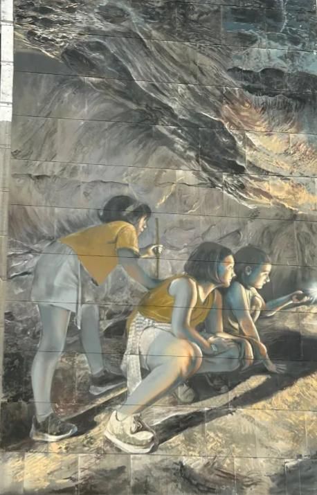 El mural inspirado en la cueva de Alanpe visto desde cerca