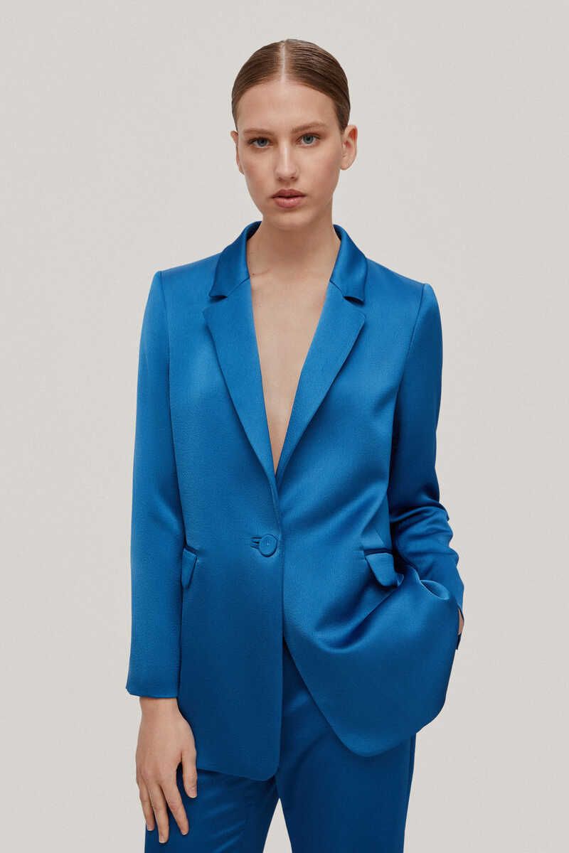 Americana satinada en color azul eléctrico.