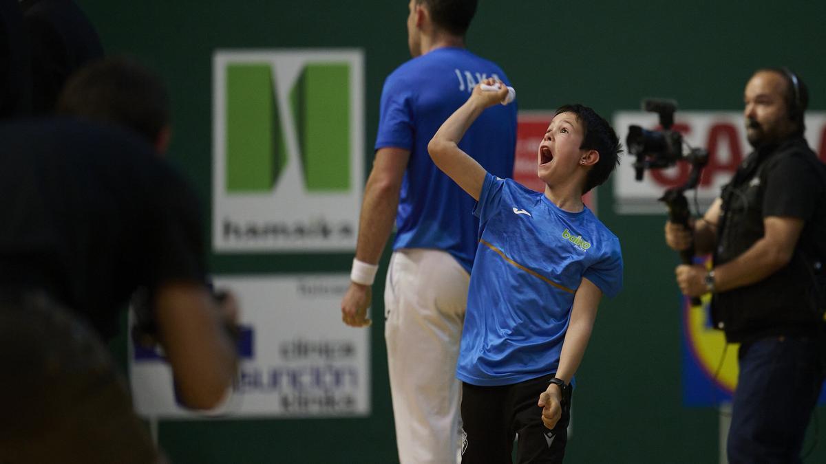 Erik Jaka se clasifica para los cuartos de final del Manomanista tras remontar ante Ezkurdia en Lizarra.