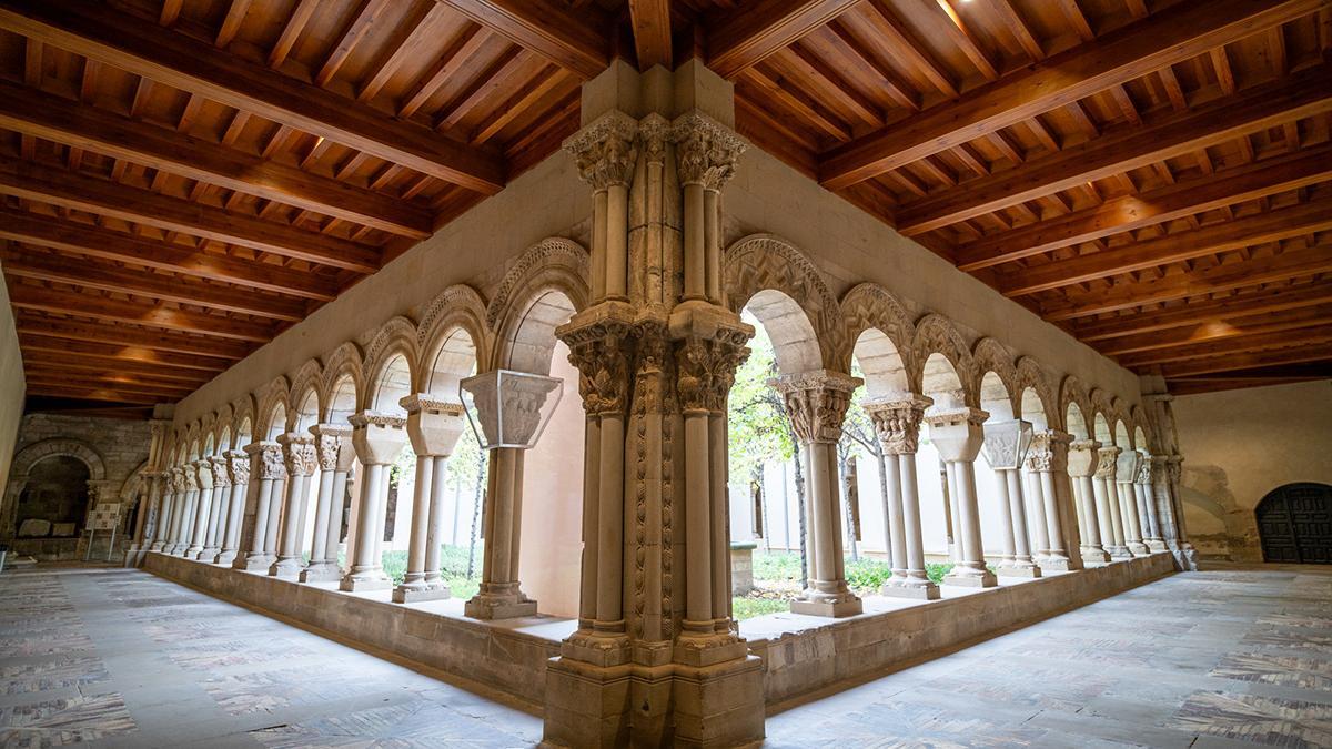 El claustro destaca por sus 42 capiteles historiados.