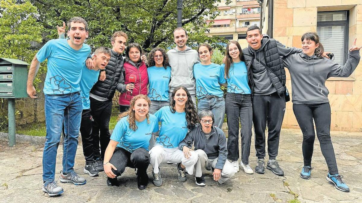 "Siempre está guay poder hacer amigos y saber que puedes ayudar a la gente", afirma Aitor Garmendia