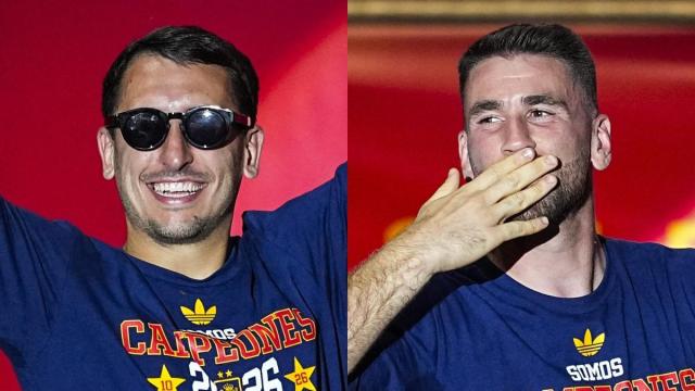 Mikel Oyarzabal y Unai Simón durante la celebración de la selección española tras ganar el Mundial 2026