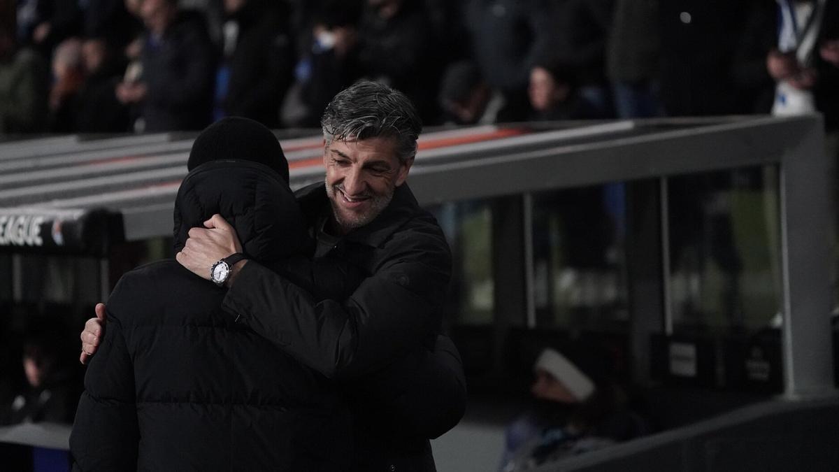 Imanol Alguacil abraza a Lucescu, técnico del PAOK, antes del partido. / RUBEN PLAZA