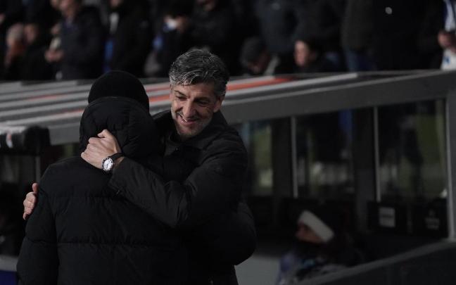 Imanol Alguacil abraza a Lucescu, técnico del PAOK, antes del partido. / RUBEN PLAZA