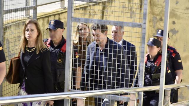Jonathan Andic, el hijo del fundador de Mango, a su salida del Juzgado de Instrucción 5 de Martorell al hacer efectivo el pago de un millón de euros de fianza.
