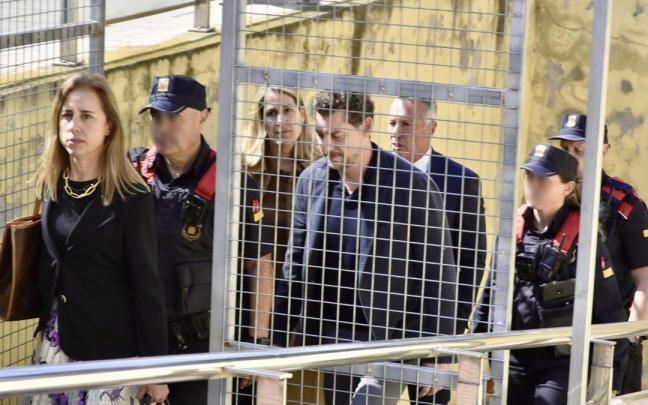 Jonathan Andic, el hijo del fundador de Mango, a su salida del Juzgado de Instrucción 5 de Martorell al hacer efectivo el pago de un millón de euros de fianza.