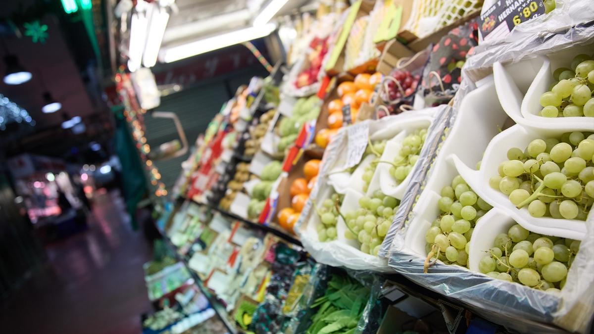 Expositor de una frutería en un mercado.