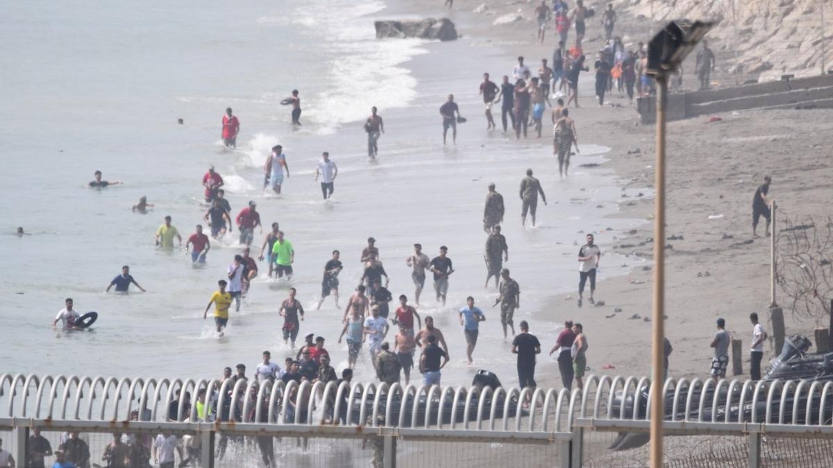 Cientos de inmigrantes llegan a nado a la ciudad autónoma de Ceuta.