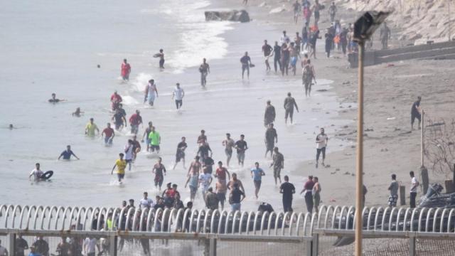 Cientos de inmigrantes llegan a nado a la ciudad autónoma de Ceuta.