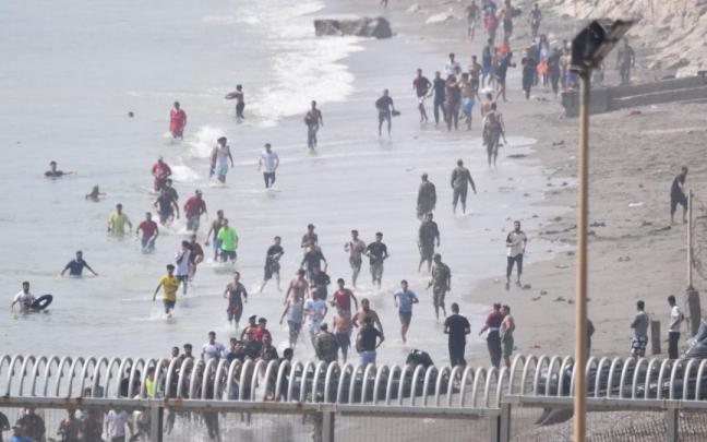 Cientos de inmigrantes llegan a nado a la ciudad autónoma de Ceuta.