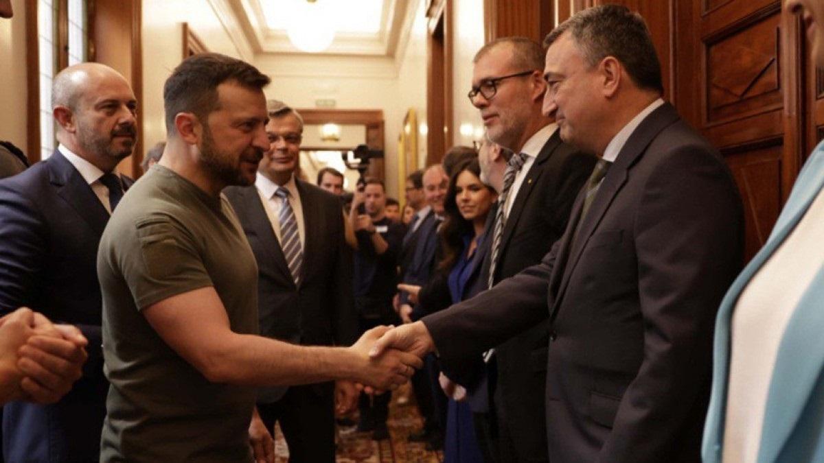 El jeltzale Aitor Esteban estrecha la mano de Zelenski en el Congreso