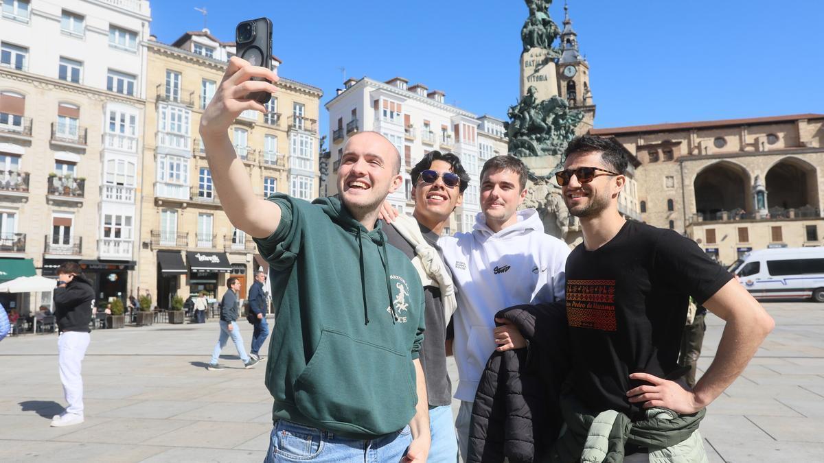 Turistas en Gasteiz.