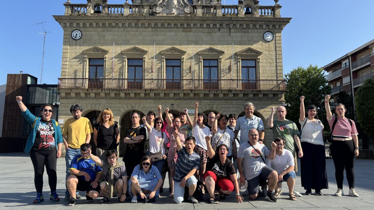 Las actrices y los actores que conforman el grupo de teatro Ezezagunok, junto a sus impulsores, el miércoles ante el ayuntamiento de Irun.
