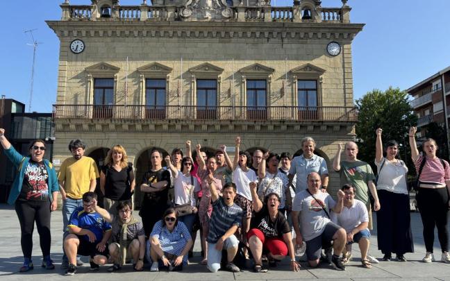 Las actrices y los actores que conforman el grupo de teatro Ezezagunok, junto a sus impulsores, el miércoles ante el ayuntamiento de Irun.