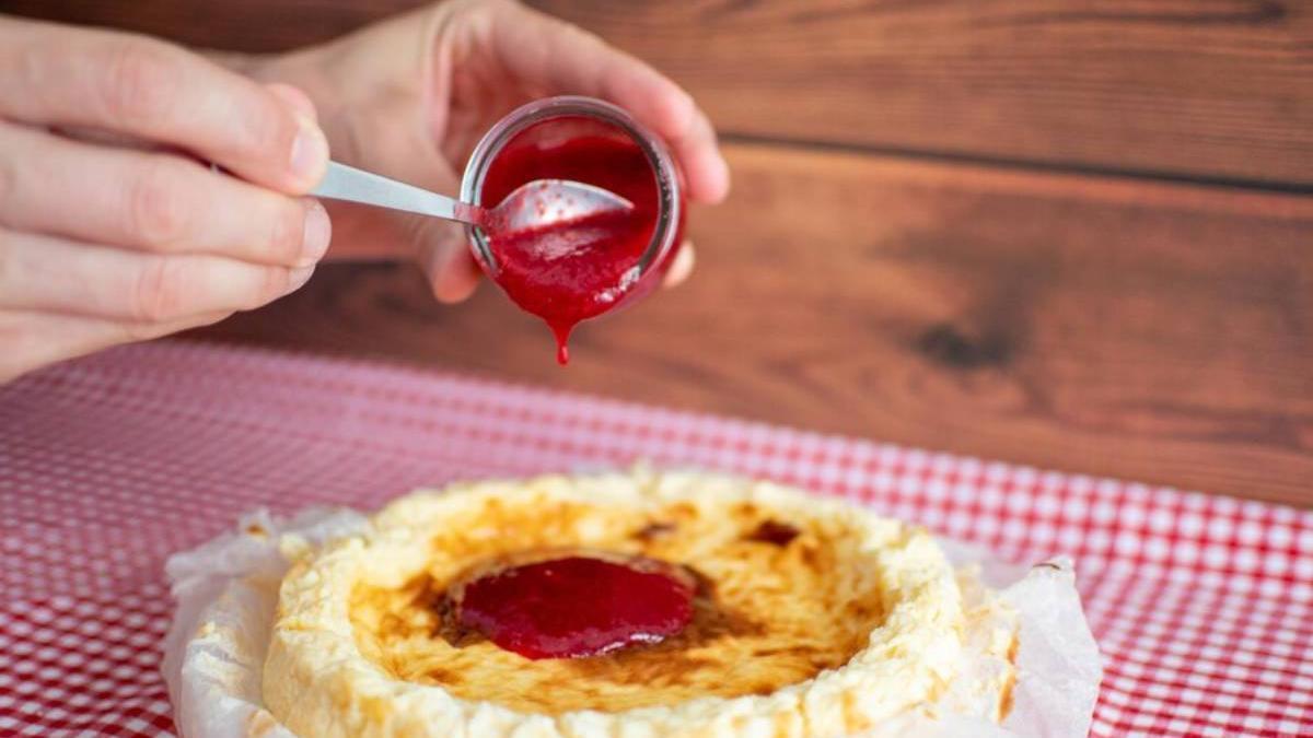 Añadir mermelada a una tarta