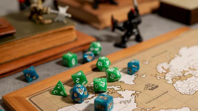 Tablero, dados y figuras para jugar a 'Dragones y Mazmorras'.